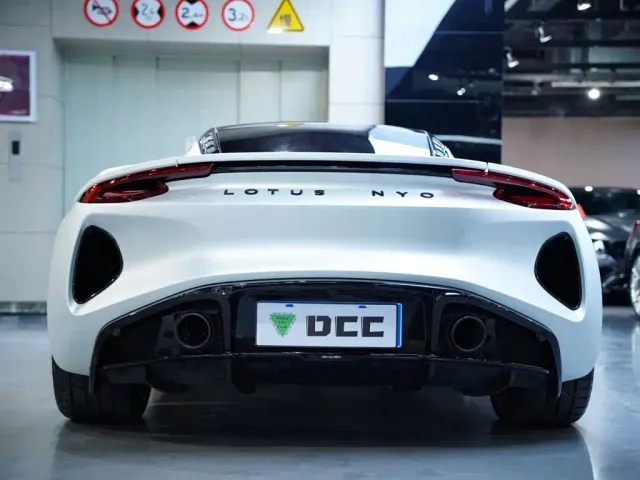 Lotus Emira — Фото автомобиля 10