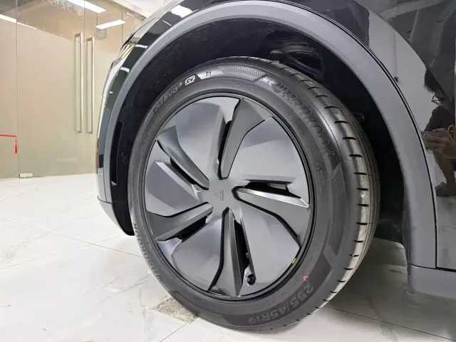 Tesla Model Y — Фото автомобиля 7