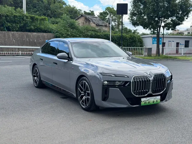 BMW i7 — Фото автомобиля 2