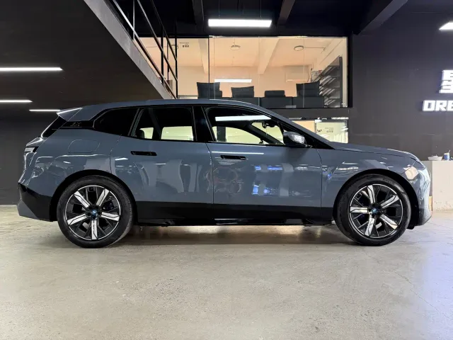 BMW iX — Фото автомобиля 11