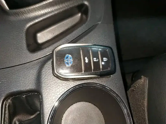 Toyota Corolla Twin Engine E+ — Фото автомобиля 8