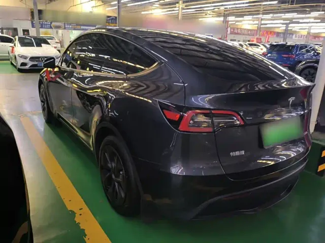Tesla Model Y — Фото автомобиля 4