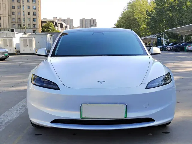 Tesla Model 3 — Фото автомобиля 2