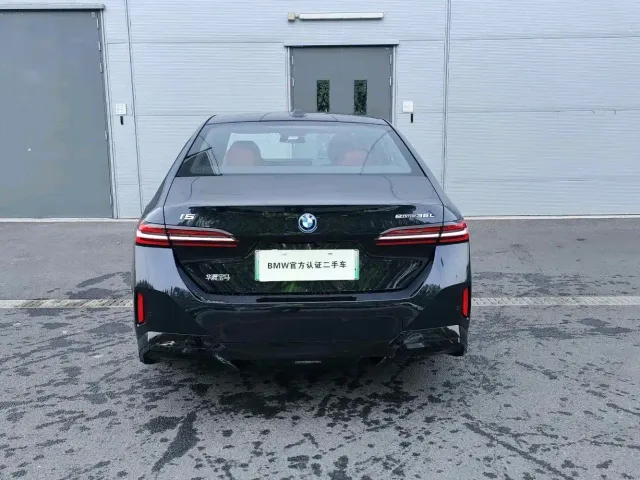 BMW i5 — Фото автомобиля 3