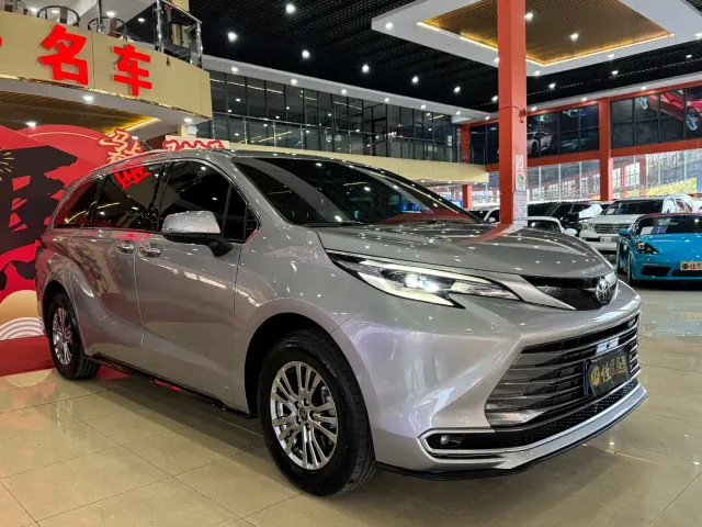 Toyota Sienna — Фото автомобиля 3