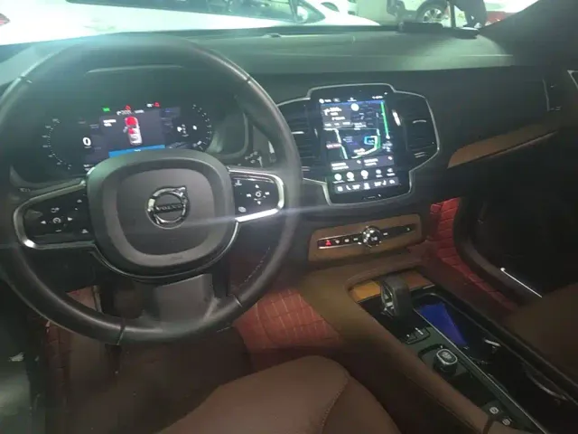 Volvo XC90 — Фото автомобиля 12