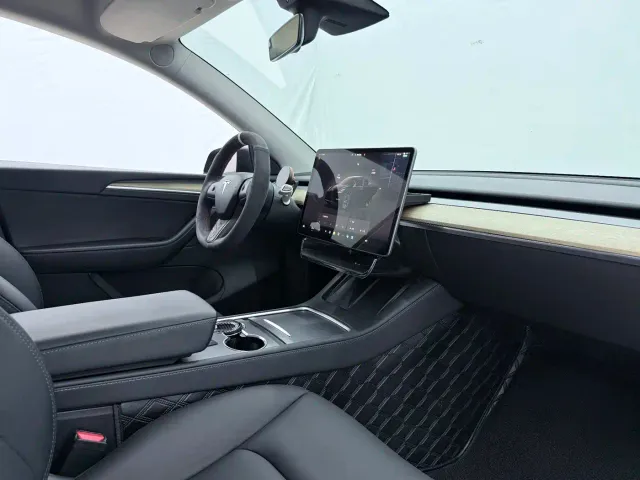 Tesla Model Y — Фото автомобиля 9