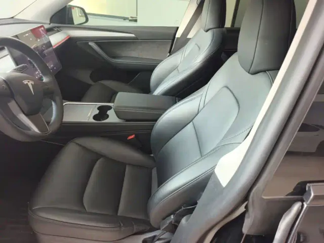 Tesla Model Y — Фото автомобиля 14
