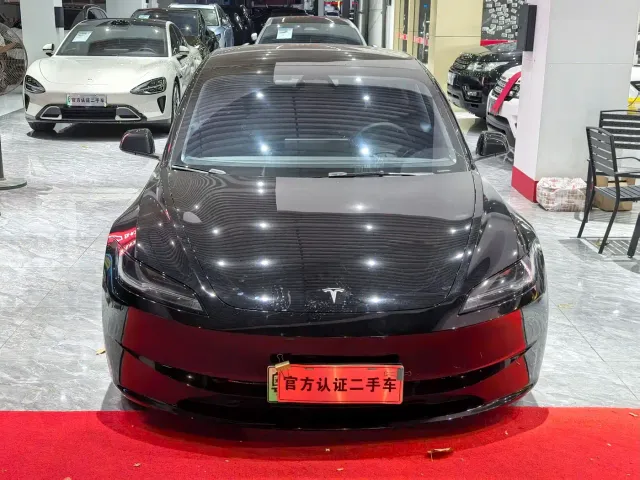 Tesla Model 3 — Фото автомобиля 2