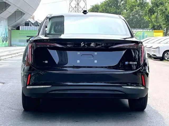 Hongqi E-QM5 — Фото автомобиля 4