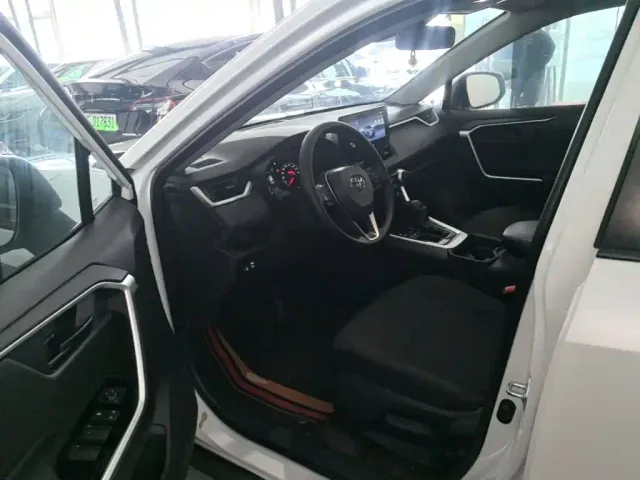 Toyota RAV4 — Фото автомобиля 15