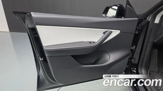 Tesla Model Y — Фото автомобиля 13
