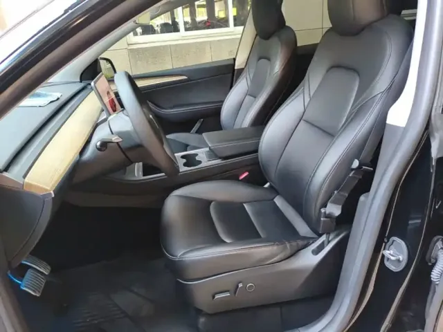 Tesla Model Y — Фото автомобиля 14