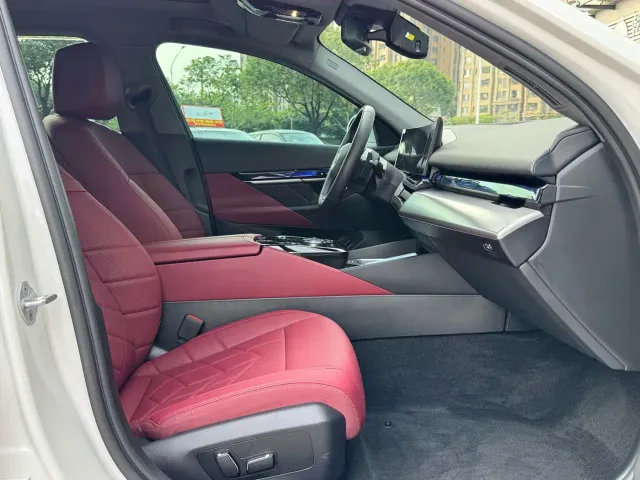 BMW 5 Series — Фото автомобиля 10