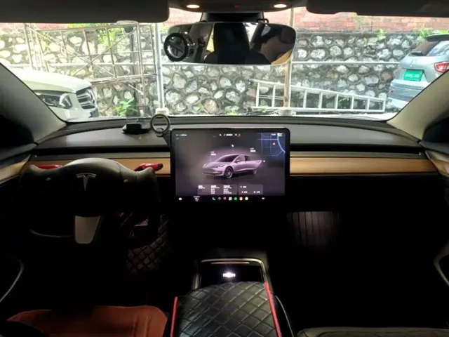 Tesla Model 3 — Фото автомобиля 5