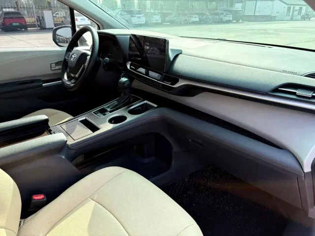 Toyota Sienna — Фото автомобиля 17