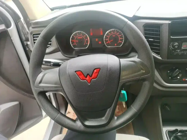 Wuling Hongguang V — Фото автомобиля 10