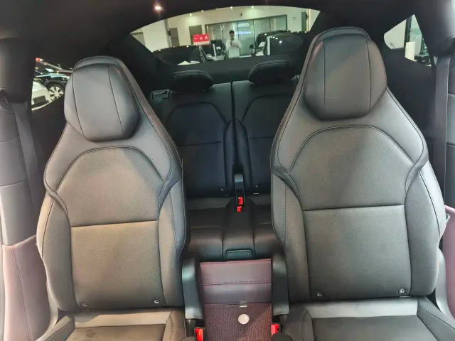 Tesla Model Y L — Фото автомобиля 9