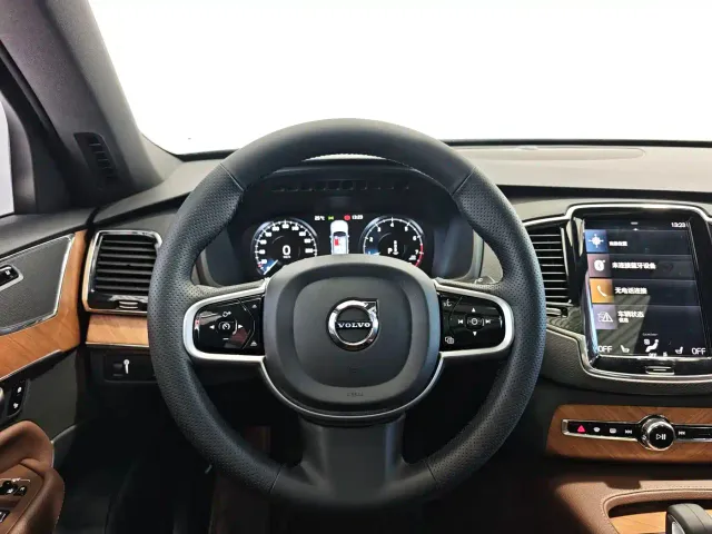 Volvo XC90 — Фото автомобиля 9