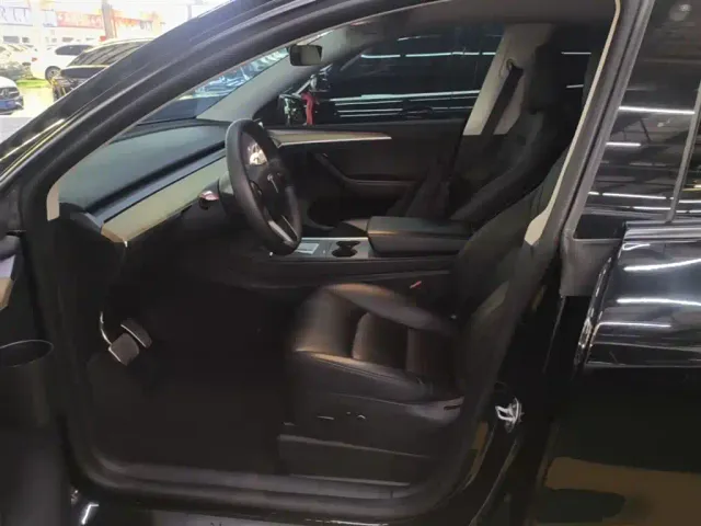 Tesla Model Y — Фото автомобиля 14