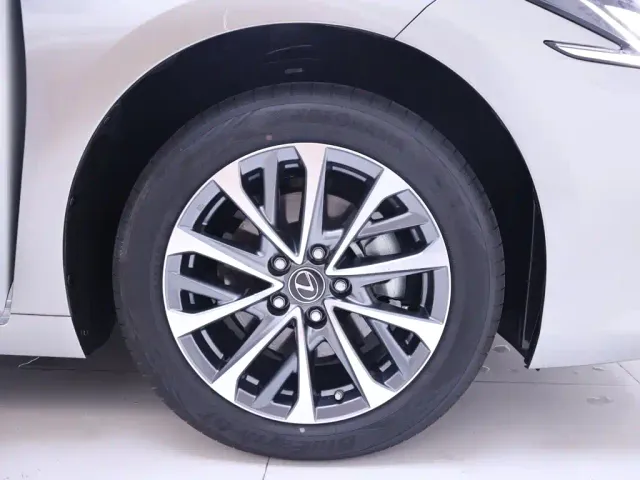 Lexus ES — Фото автомобиля 6