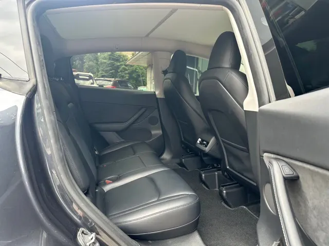 Tesla Model Y — Фото автомобиля 14
