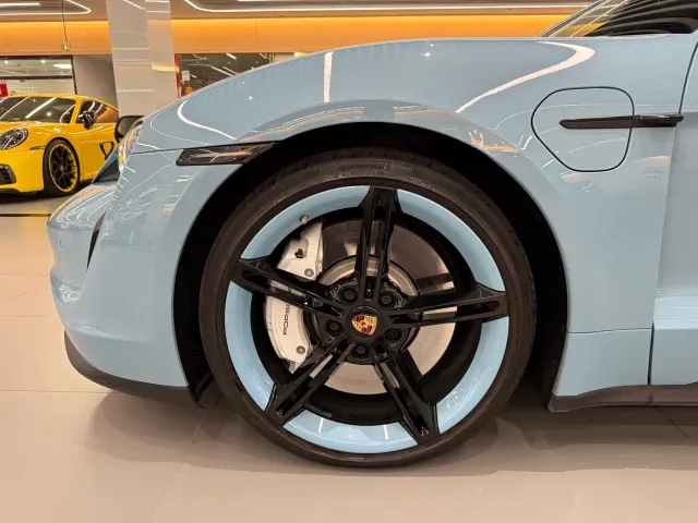 Porsche Taycan — Фото автомобиля 8
