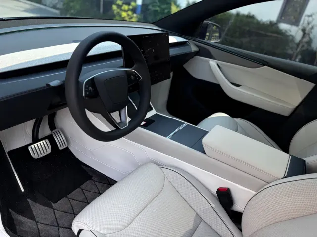Tesla Model Y L — Фото автомобиля 8