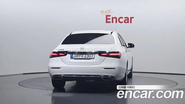 Mercedes-Benz E-Class — Фото автомобиля 4