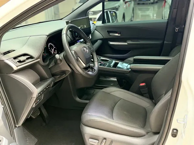 Toyota Sienna — Фото автомобиля 4