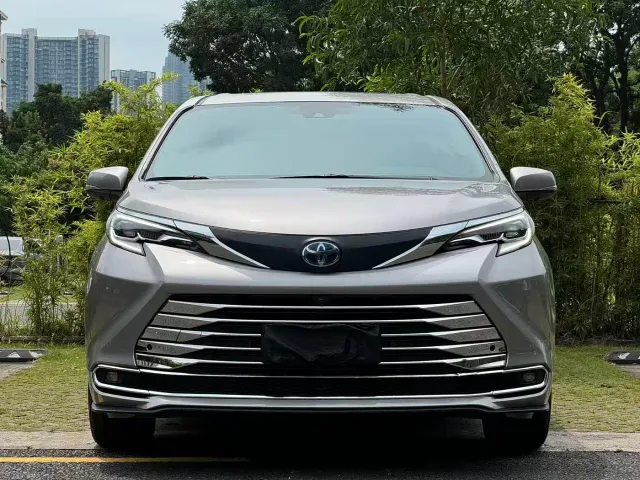 Toyota Sienna — Фото автомобиля 2