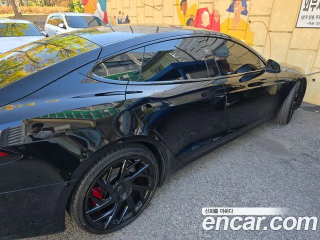 Tesla Model S — Фото автомобиля 4