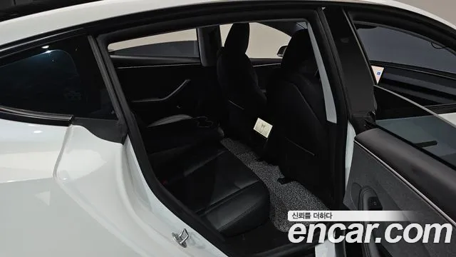 Tesla Model 3 — Фото автомобиля 12