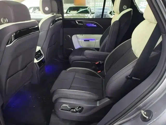 Hongqi E-HS9 — Фото автомобиля 16