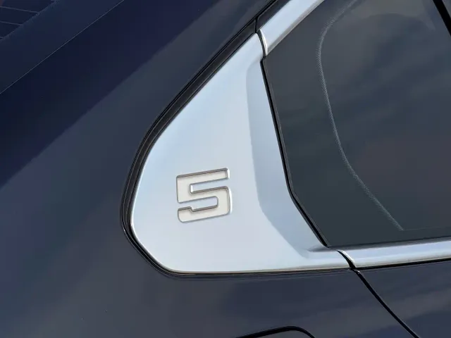 BMW 5 Series — Фото автомобиля 11