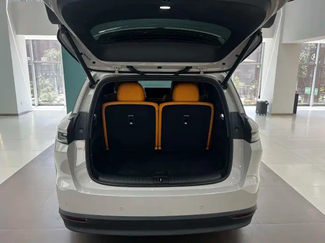Li Auto i8 — Фото автомобиля 4