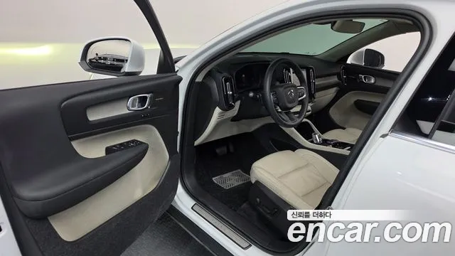 Volvo XC40 — Фото автомобиля 10