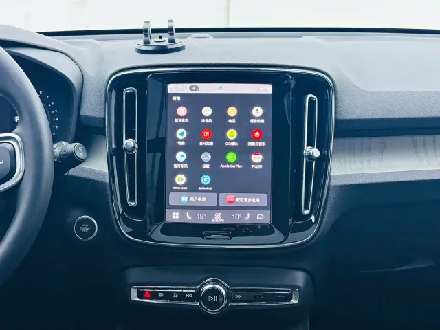 Volvo XC40 — Фото автомобиля 10