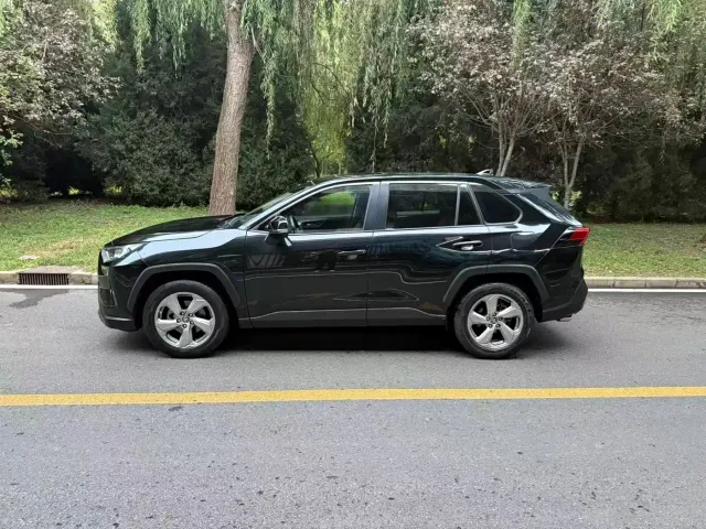 Toyota RAV4 — Фото автомобиля 3