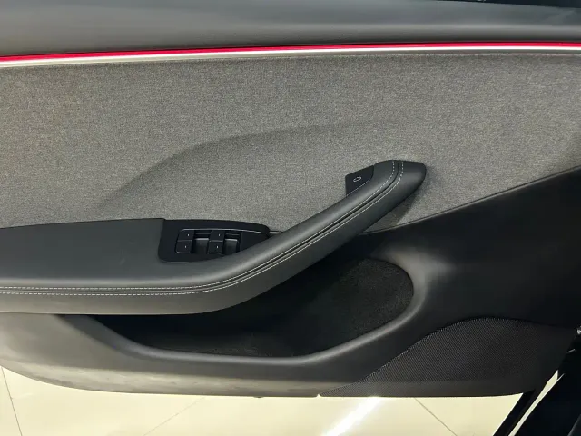 Tesla Model 3 — Фото автомобиля 17