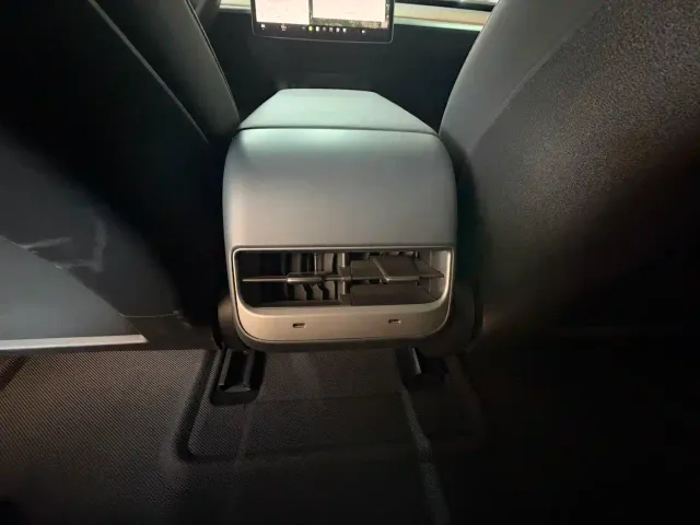 Tesla Model 3 — Фото автомобиля 10