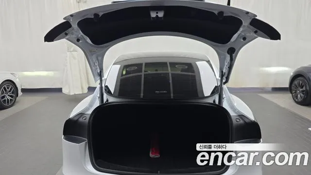 Tesla Model 3 — Фото автомобиля 15