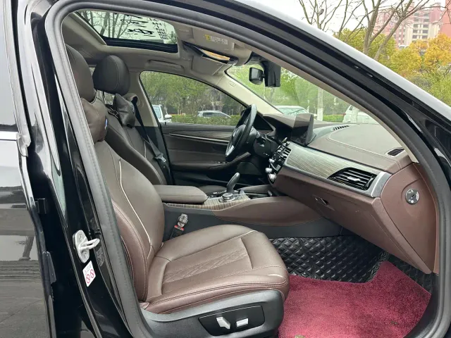 BMW 5 Series — Фото автомобиля 11