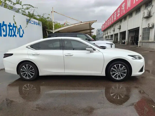 Lexus ES — Фото автомобиля 3