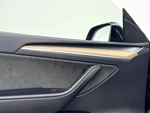 Tesla Model Y 2022 Facelift Rear-Wheel Drive Version — Фото автомобиля 16