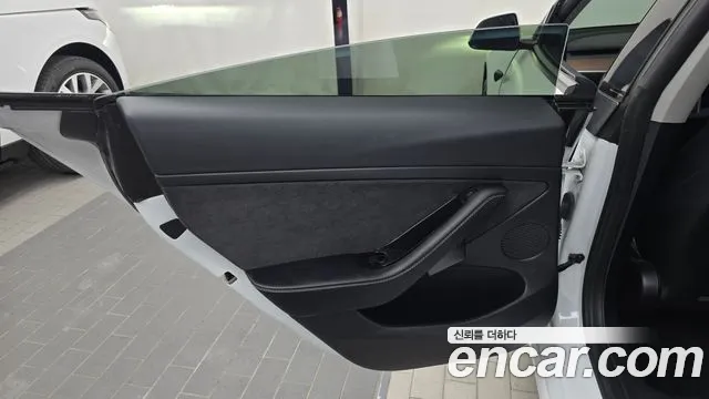 Tesla Model 3 — Фото автомобиля 14
