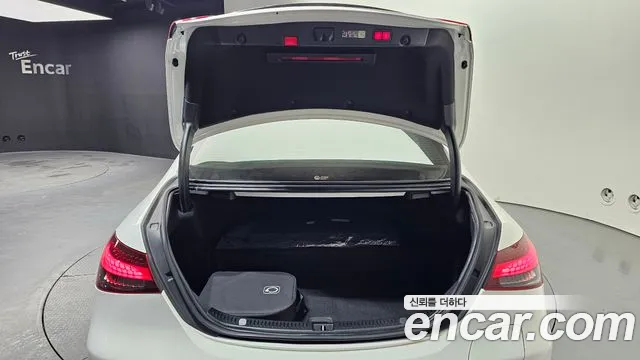 Mercedes-Benz E-Class — Фото автомобиля 20