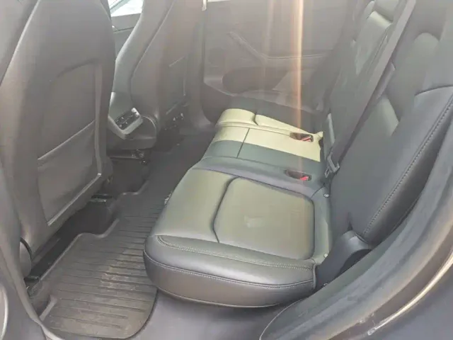 Tesla Model Y — Фото автомобиля 16