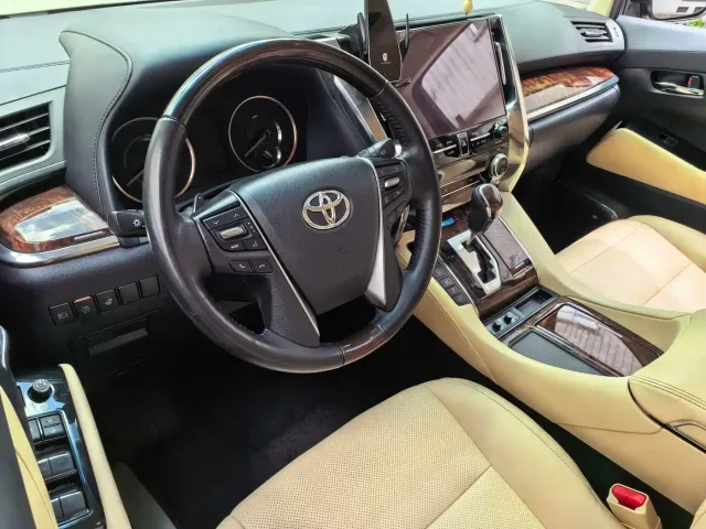 Toyota Alphard — Фото автомобиля 11
