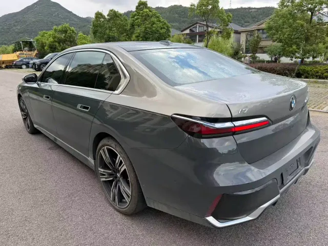 BMW i7 — Фото автомобиля 4
